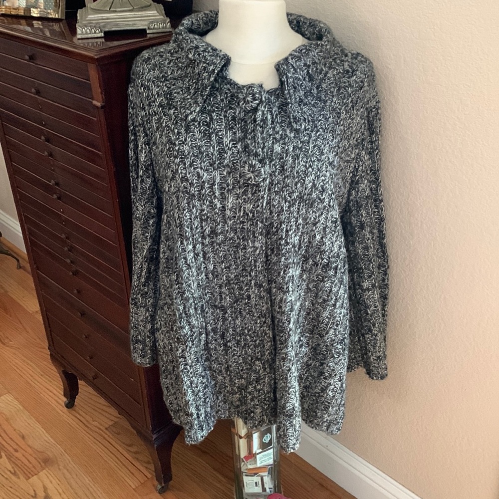 Beautiful Vintage Collar Style 2 Snap Long Knit Sweater